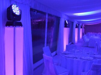 Dekoračné led osvetlenie svadobného stanu.