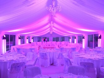 Dekoračné led osvetlenie svadobného stanu.
