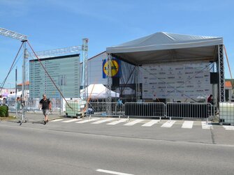 dodánie led obrazoviek,stage,pódium a ozvučenie trate.