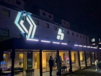 COLORband Q4 IP - weatherproof, outdoor-rated LED strip light.Dekoračné vonkajšie osvetlenie na event.