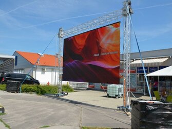 dodánie led obrazoviek,stage,pódium a ozvučenie trate.