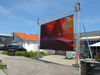 dodánie led obrazoviek,stage,pódium a ozvučenie trate.