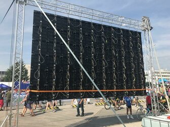 dodánie led obrazoviek,stage,pódium a ozvučenie trate.