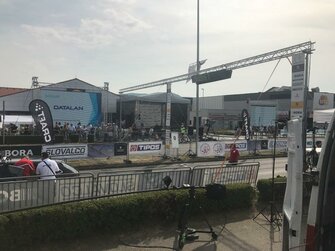 dodánie led obrazoviek,stage,pódium a ozvučenie trate.