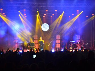 Koncertné konštrukcie s.r.o. - Profesionálne zabezpečenie stavby koncertných konštrukcií, pódií a osvetlenie akcií, živých koncertov a festivalov.