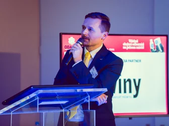konferencií, sympózií a iných akcií vrátane tlmočníckej techniky