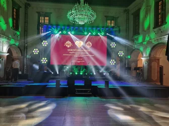 L-Acoustics je francúzsky výrobca reproduktorov , zosilňovačov , marketingových materiálov a zariadení na spracovanie signálu L-Acoustics je francúzsky výrobca reproduktorov , zosilňovačov , marketingových materiálov a zariadení na spracovanie signálu