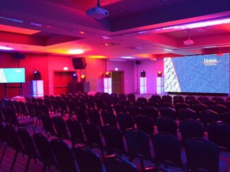 Prenajímame značkové pódia. Na módnu show, koncert, konferenciu alebo párty.