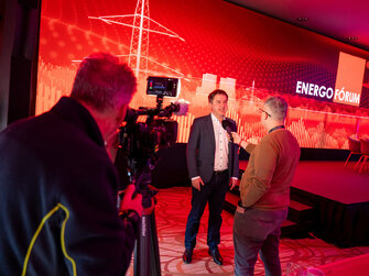 Pronájem LED obrazovky — Projektory, TV, ozvučení, tlumočnické systémy, pódia, řečnické pulty - vše skladem.