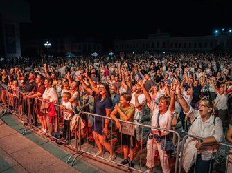Slávnosti Nitra, milá Nitra 2025,prenájom stage,prenájom pódium,ozvučenie Nitra, led obrazovky Nitra,prenájom video techniky v Nitre,pódium v Nitre.